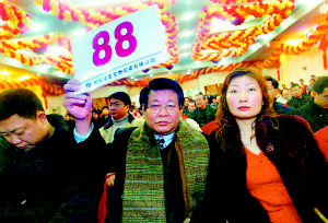 神秘男170萬(wàn)狂買(mǎi)十件瓷器