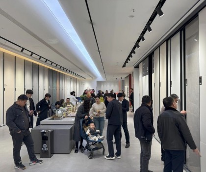 獅王瓷磚“云脈覺醒”發(fā)布會(huì)：共繪新藍(lán)圖 共贏2025！