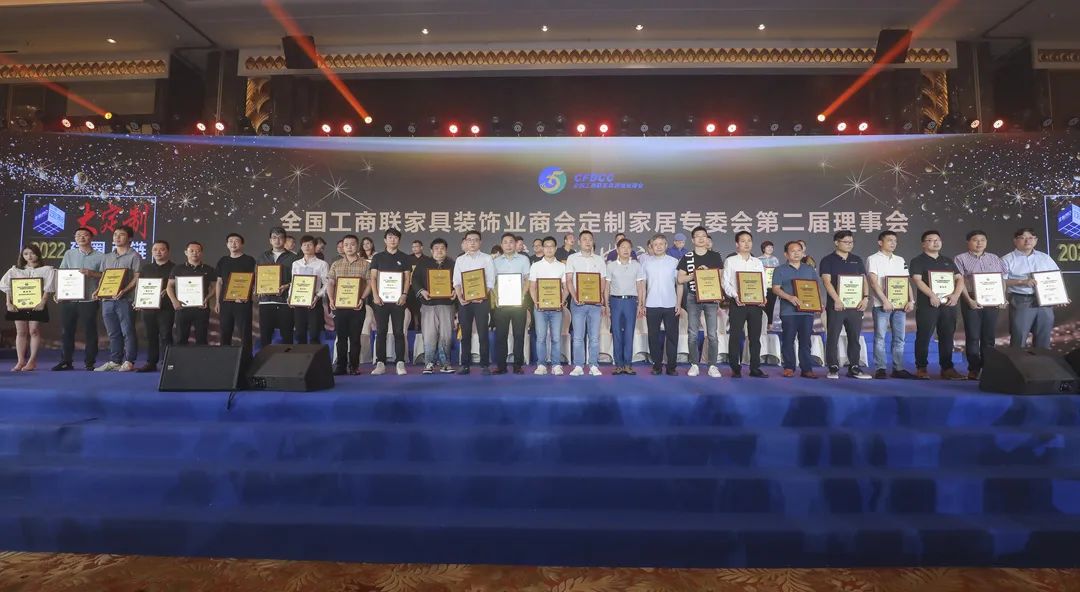 1678602209813758.jpg 定制中國好浴室!浪鯨衛(wèi)浴被授予“定制家居專業(yè)委員會(huì)副會(huì)長”稱號(hào)2.jpg