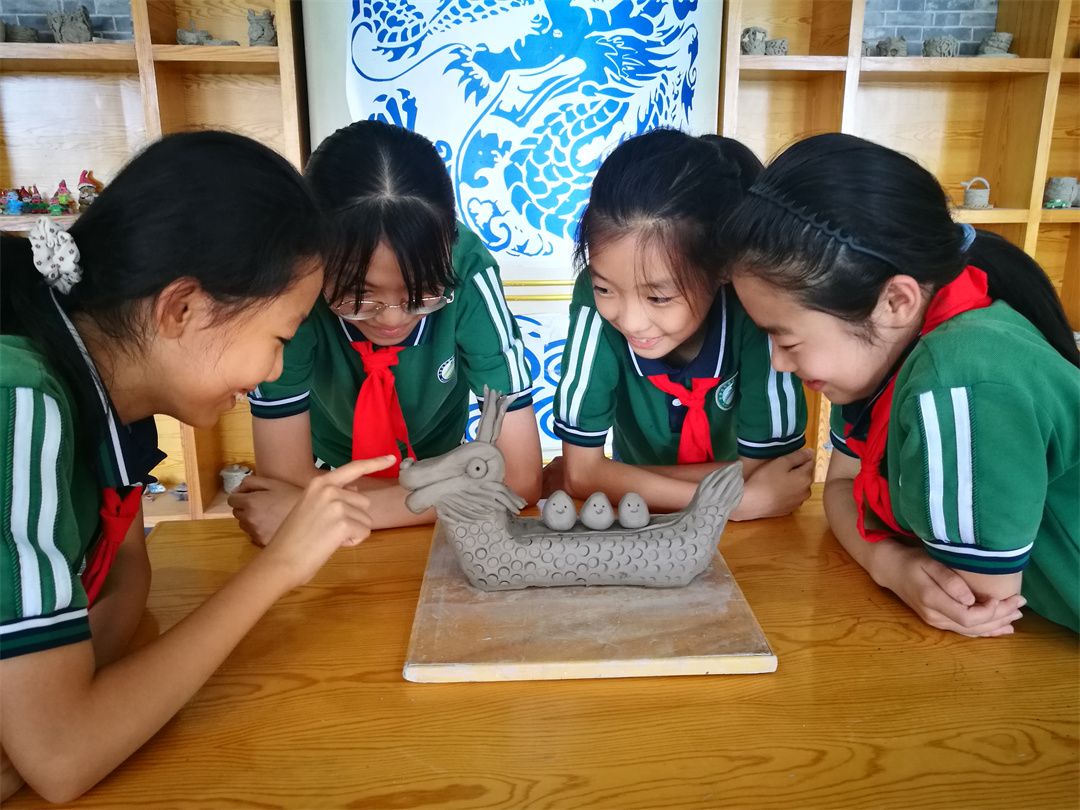 1687343020332381.jpg 樂享端午,文化傳承——盛世長安小學(xué)陶藝社團“藝”見“棕”情5.jpg