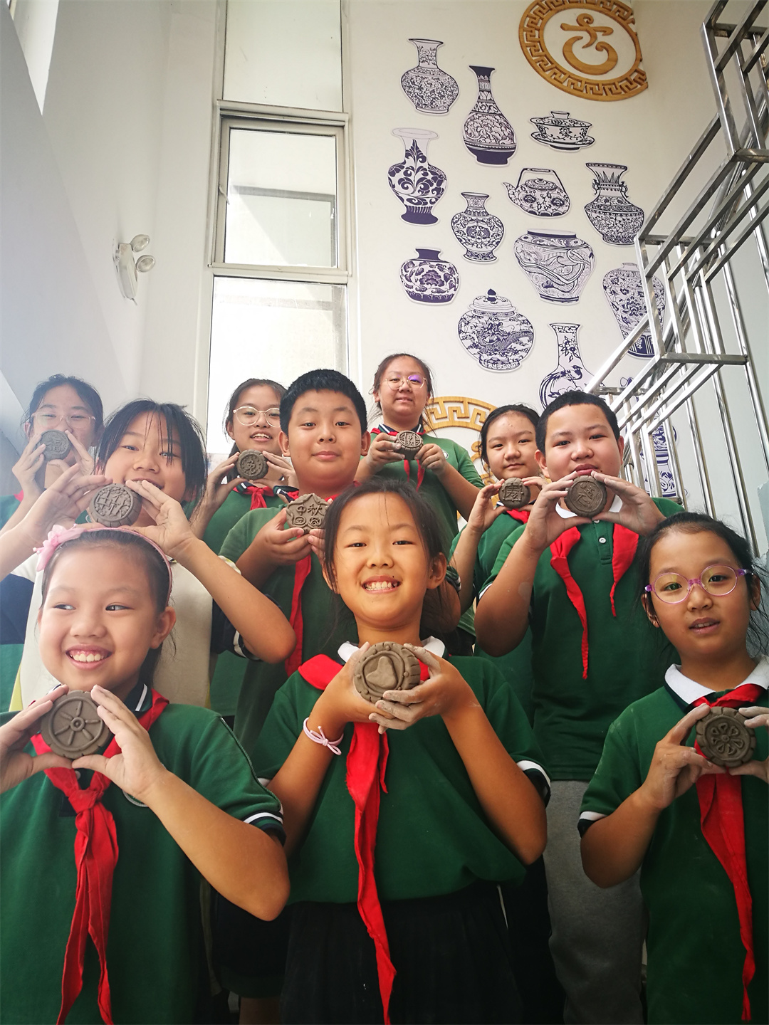 1695605313969713.jpg 感受濃濃“中秋味”盛世長安小學非遺陶藝課手作“陶泥”月餅活動 (10).jpg