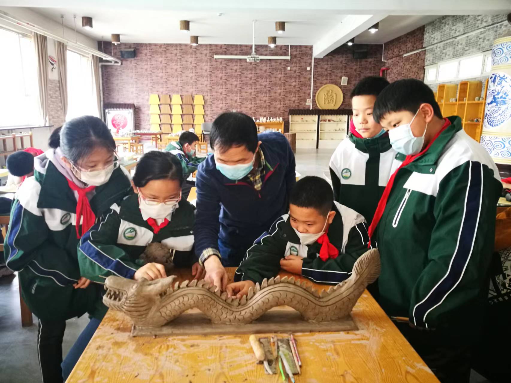 1704241500873996.jpg 非遺傳承――盛世長(zhǎng)安小學(xué)陶藝社團(tuán)迎新年手作生肖“中國(guó)龍” (2).jpg