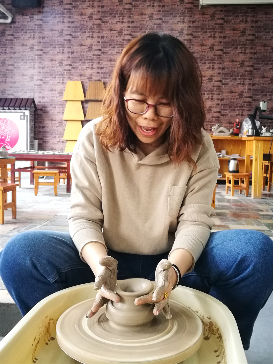 1709778819735029.jpg 體驗非遺熱辣滾燙――盛世長安小學開展“三八” 女神節陶藝制作活動 (10).jpg