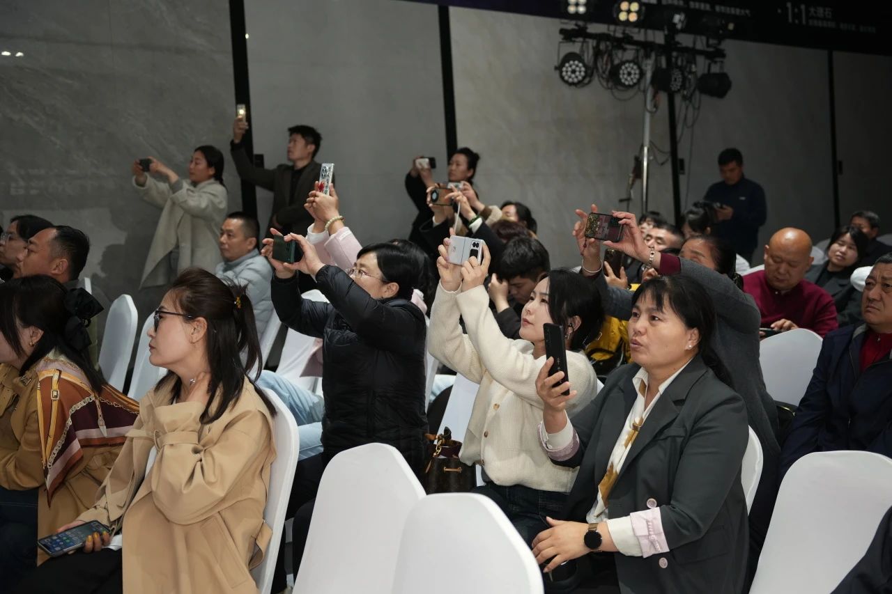 1741913552778896.jpg 獅王瓷磚“云脈覺醒”發(fā)布會(huì):共繪新藍(lán)圖 共贏2025!10.jpg