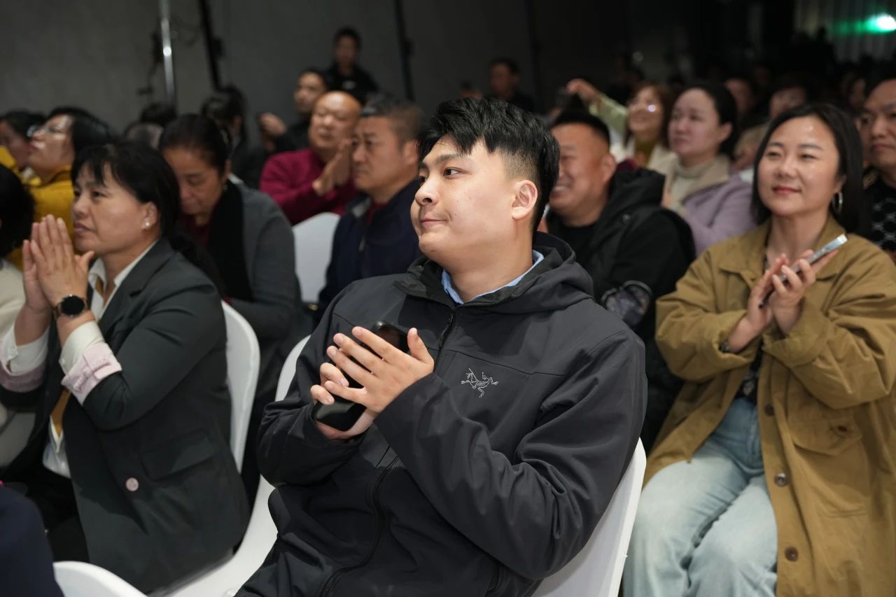 1741913559334288.jpg 獅王瓷磚“云脈覺醒”發(fā)布會(huì):共繪新藍(lán)圖 共贏2025!11.jpg