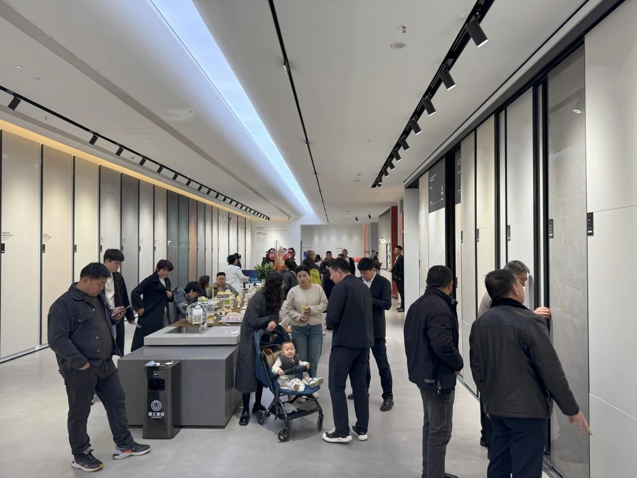 1741913666374511.jpg 獅王瓷磚“云脈覺醒”發(fā)布會(huì):共繪新藍(lán)圖 共贏2025!13.jpg